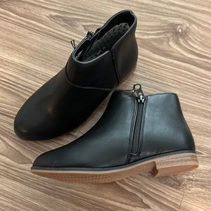 Brand new w store tag Cat & Jack black boots 1